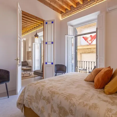 Wonderful With Three Bedrooms And Two Bathrooms In The Center *