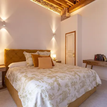 Wonderful With Three Bedrooms And Two Bathrooms In The Center