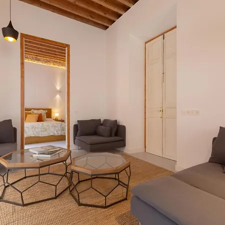 Wonderful With Three Bedrooms And Two Bathrooms In The Center *