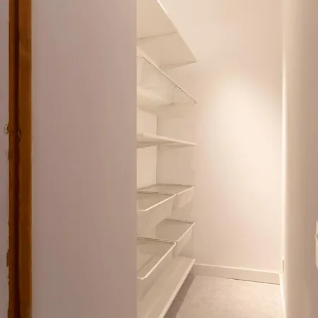 Wonderful With Three Bedrooms And Two Bathrooms In The Center Apartment *
