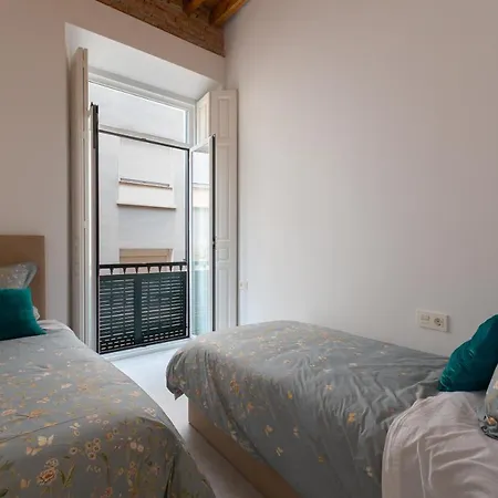 Apartment Wonderful With Three Bedrooms And Two Bathrooms In The Center *