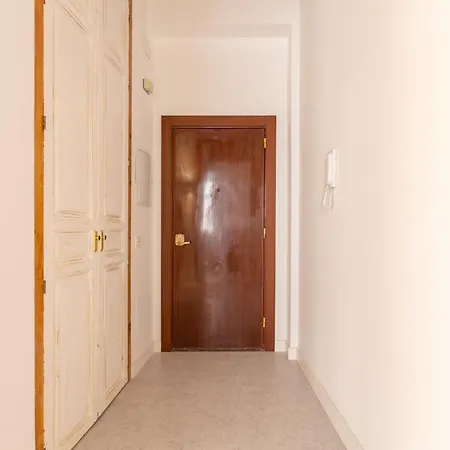 Wonderful With Three Bedrooms And Two Bathrooms In The Center