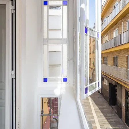 Wonderful With Three Bedrooms And Two Bathrooms In The Center Malaga