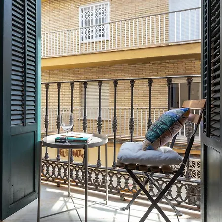 Wonderful With Three Bedrooms And Two Bathrooms In The Center Apartment *