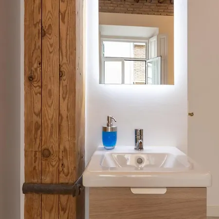 Wonderful With Three Bedrooms And Two Bathrooms In The Center Apartment