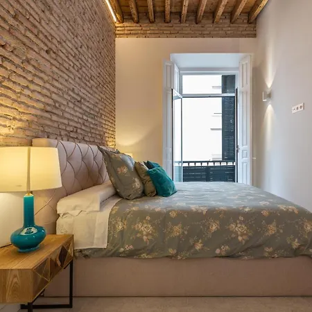 Wonderful With Three Bedrooms And Two Bathrooms In The Center *