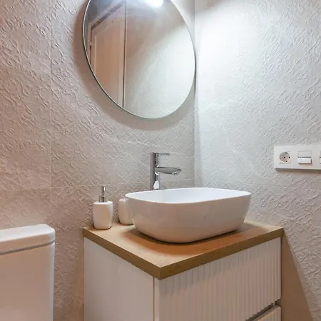Wonderful With Three Bedrooms And Two Bathrooms In The Center Apartment *