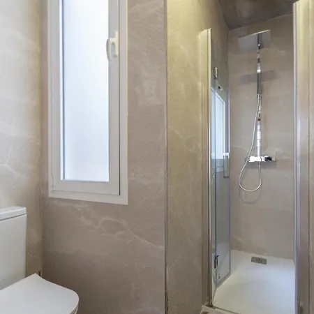 Wonderful With Three Bedrooms And Two Bathrooms In The Center Apartment