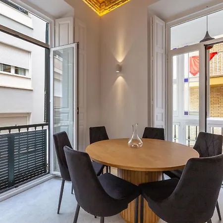 Wonderful With Three Bedrooms And Two Bathrooms In The Center Malaga