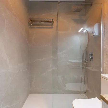Wonderful With Three Bedrooms And Two Bathrooms In The Center Apartment